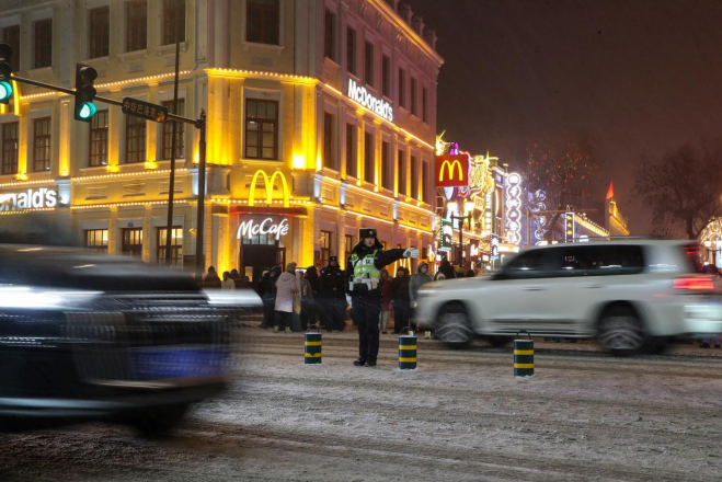 冰城公安：美“警”映灯火 勾勒出万家团圆平安画卷 